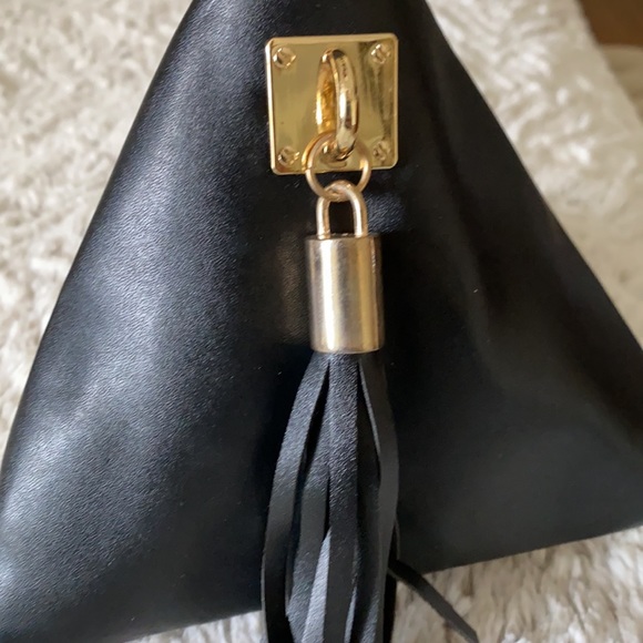 Black wristlet gold hardware - Picture 4 of 4